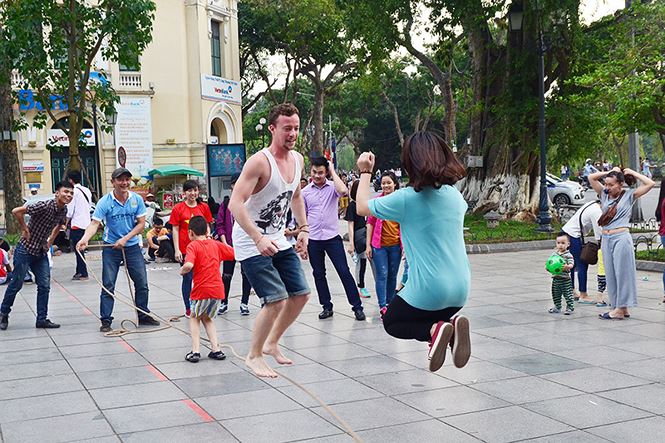 play games in Hoan Kiem pedestrian streets