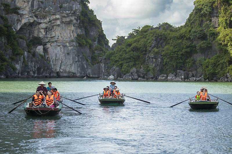 Family Tour in Bai Tu Long Bay