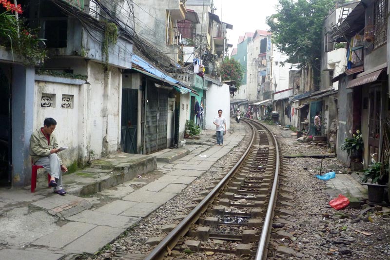life on the railway of hanoi