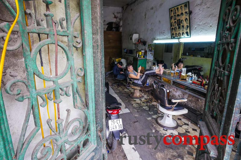 barber shop hanoi old quarter vietnam trip