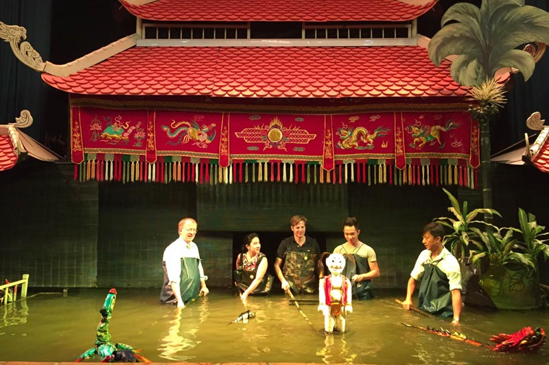 Tourist perform water puppets vietnam holidays
